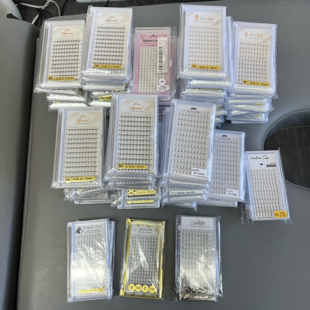 85 trays of volume fan lash extensions